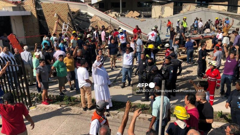 10 dead as church roof collapses