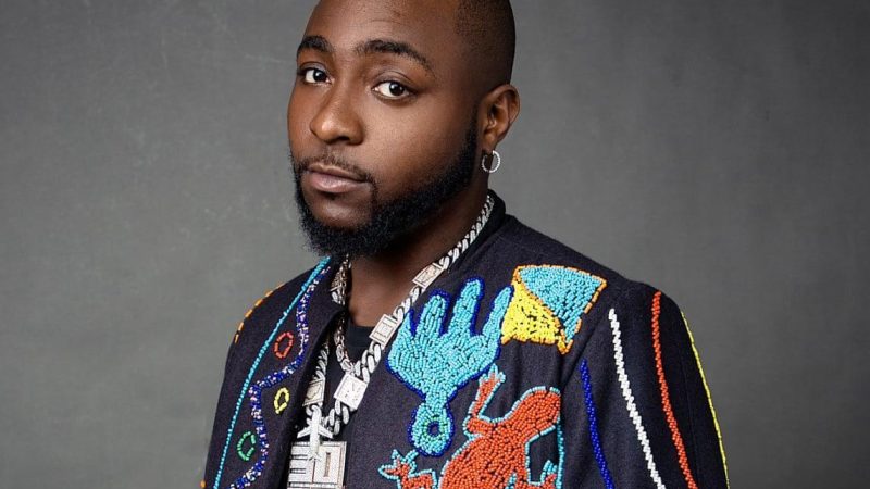 Stop sharing old photos, Davido cautions fans amid reports of welcoming twins