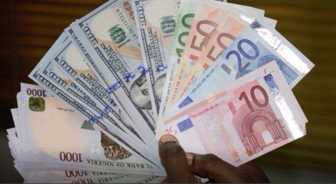 Just In: Naira falls to N1,700 per $1, pound Sterling now N2,100