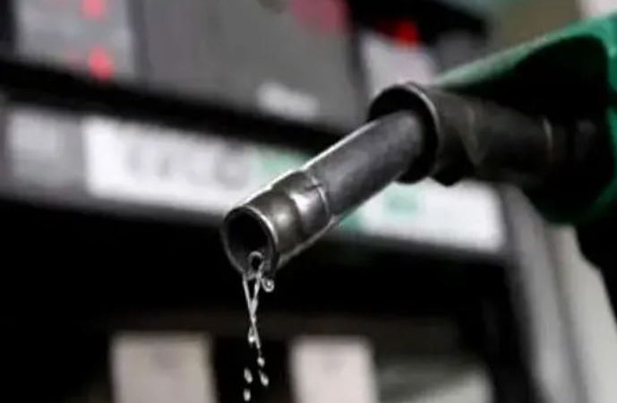 Price of petro reportedly surges to N1300 per litre as depots experience shortages