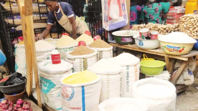 Nigerians decry high cost of food items as inflation bites