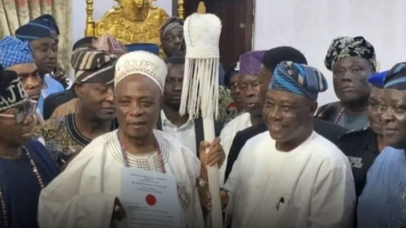 Finally, Ladoja finaly wears Ibadan beaded crown after 7-year resistance