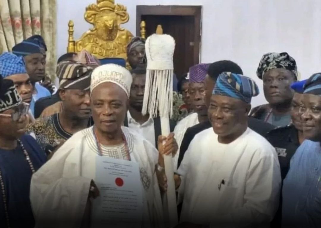 Finally, Ladoja finaly wears Ibadan beaded crown after 7-year resistance