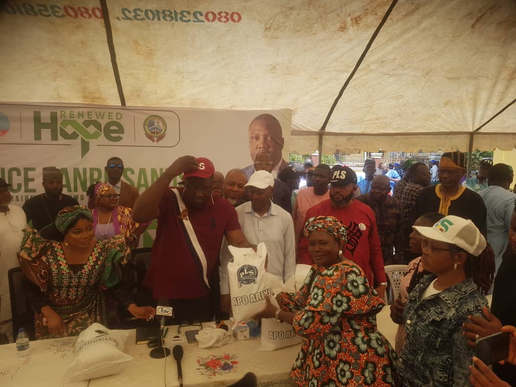 Amuwo Odofin Council Boss Sanusi gives over 2000 residents bagged foodstuffs