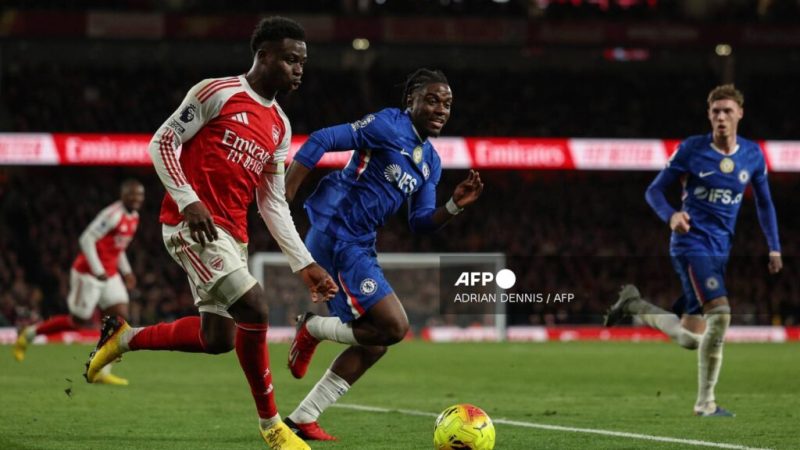 Arsenal beat 10-man Chelsea 2-1 to strengthen title bid