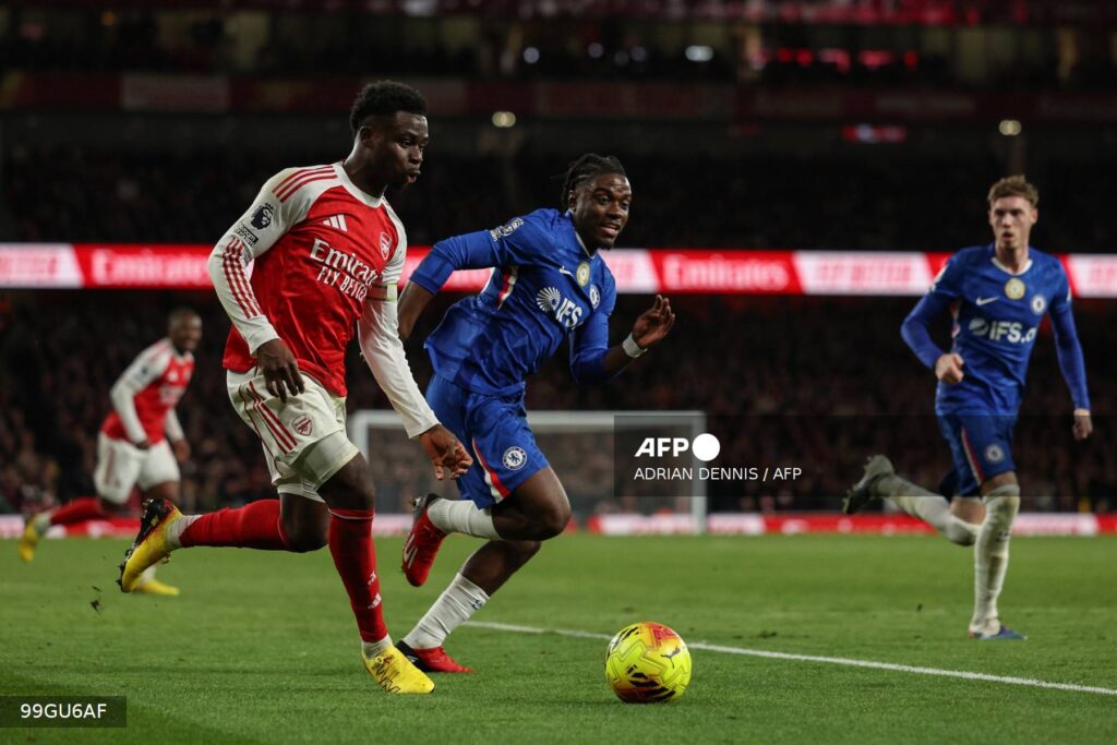 Arsenal beat 10-man Chelsea 2-1 to strengthen title bid