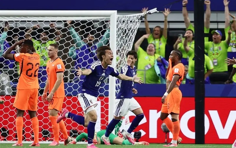 Japan strike late to hold Netherlands in thrilling 2-2 World Cup draw