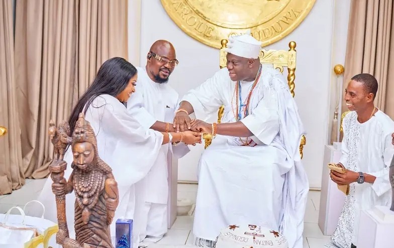 Baba Ijesha receives chieftaincy title, new car from Ooni of Ife