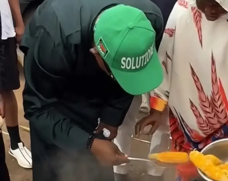 Oyo ADC governorship candidate goes viral after sharing boiled corn with supporters