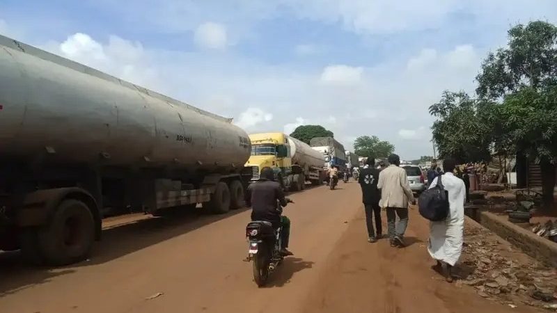 Niger residents block Mokwa-Bida highway over banditry, leaving travellers stranded