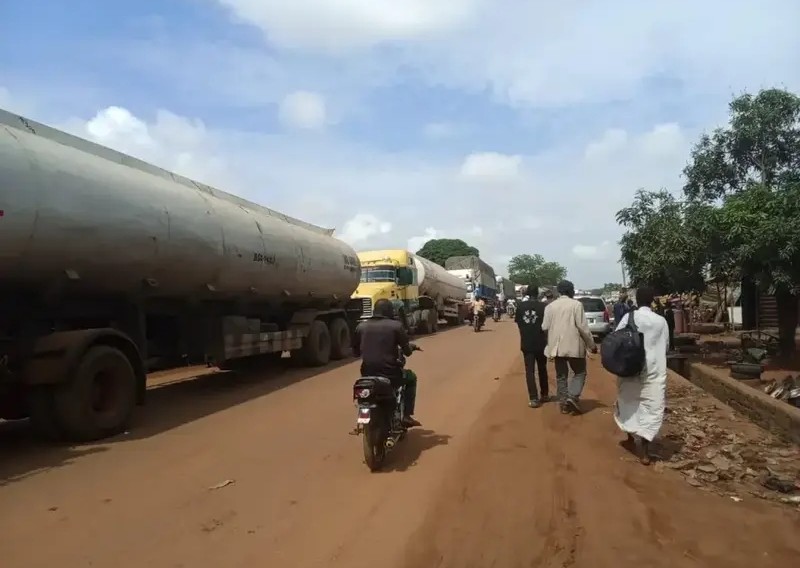 Niger residents block Mokwa-Bida highway over banditry, leaving travellers stranded