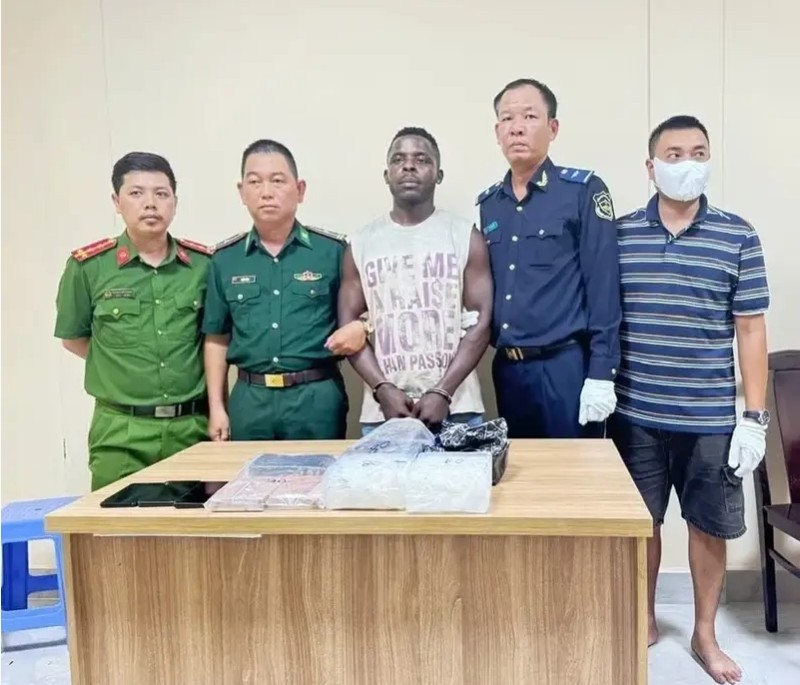 Nigerian national arrested in Vietnam over 2kg meth, heroin bust