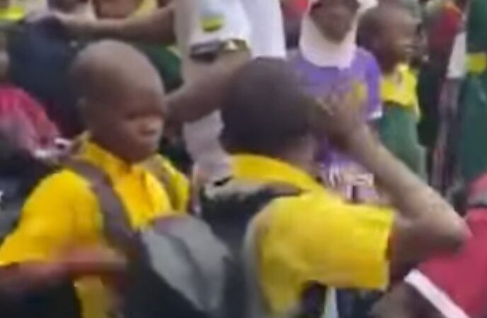 Mushin pupils chant ‘vote for APC’ during school bag distribution